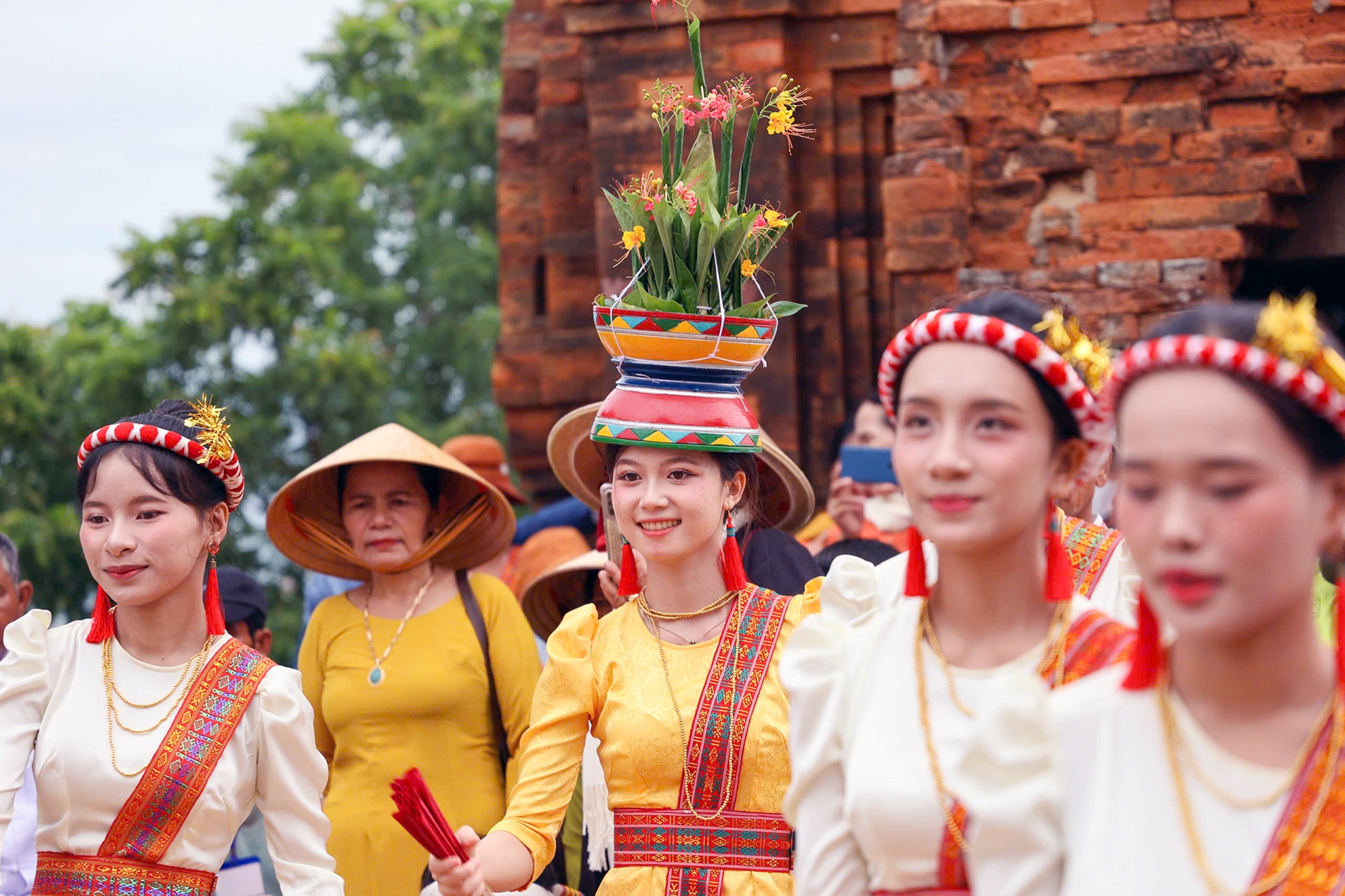 Những cô gái Chăm đẹp rạng rỡ trong trang phục truyền thống ở lễ hội Katê