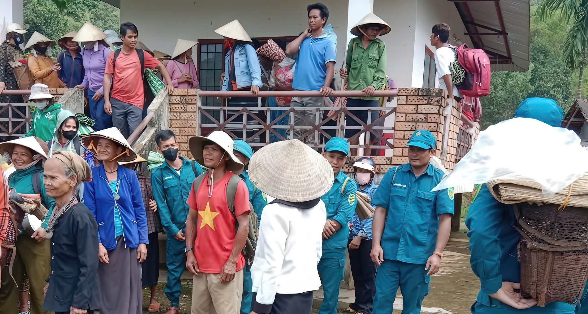 Núi nứt toác nguy hiểm trước bão số 12, sơ tán khẩn cấp 216 người