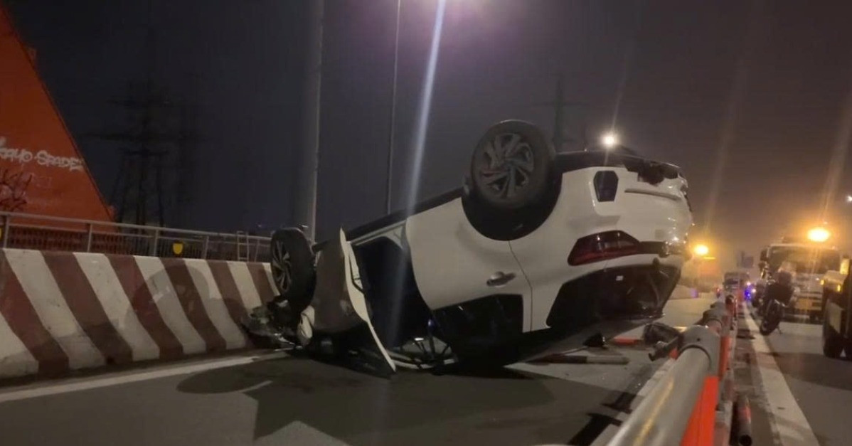 Ô tô 5 chỗ lật ngửa trên cầu, tài xế mắc kẹt trong cabin