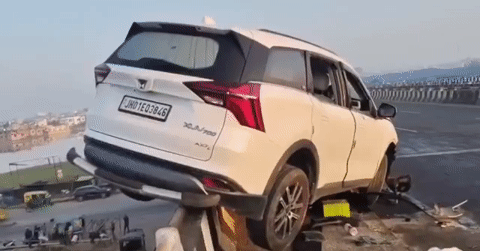 Ô tô suýt rơi khỏi cầu vì chạy quá tốc độ, cả gia đình thoát chết trong gang tấc