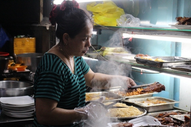 Quán cơm tấm ở TPHCM tên nghe đáng sợ, ngày nấu 3 bao gạo, khách ăn xuyên đêm