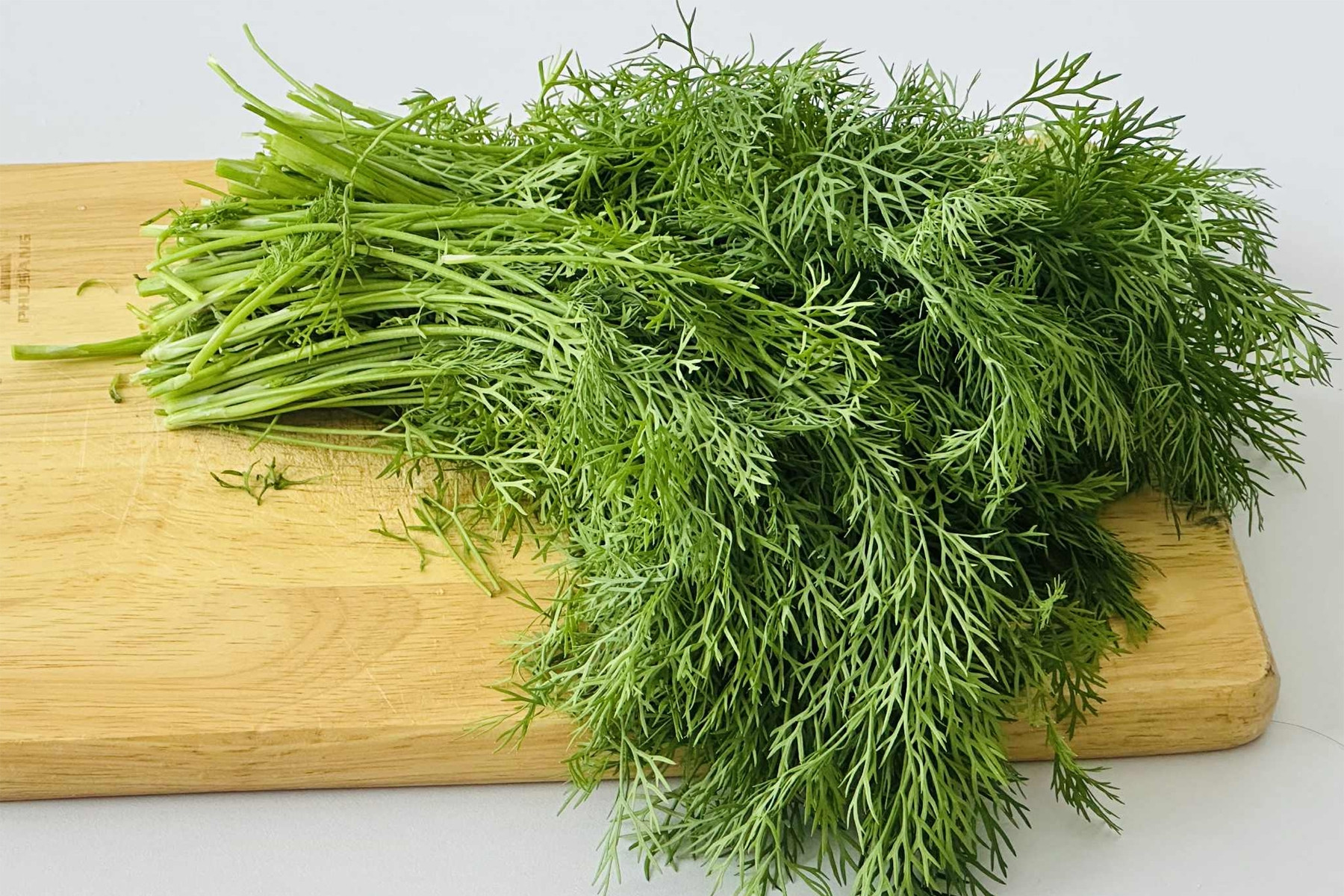 Tác dụng với sức khỏe của loại rau có tên khác biệt 'thì là'