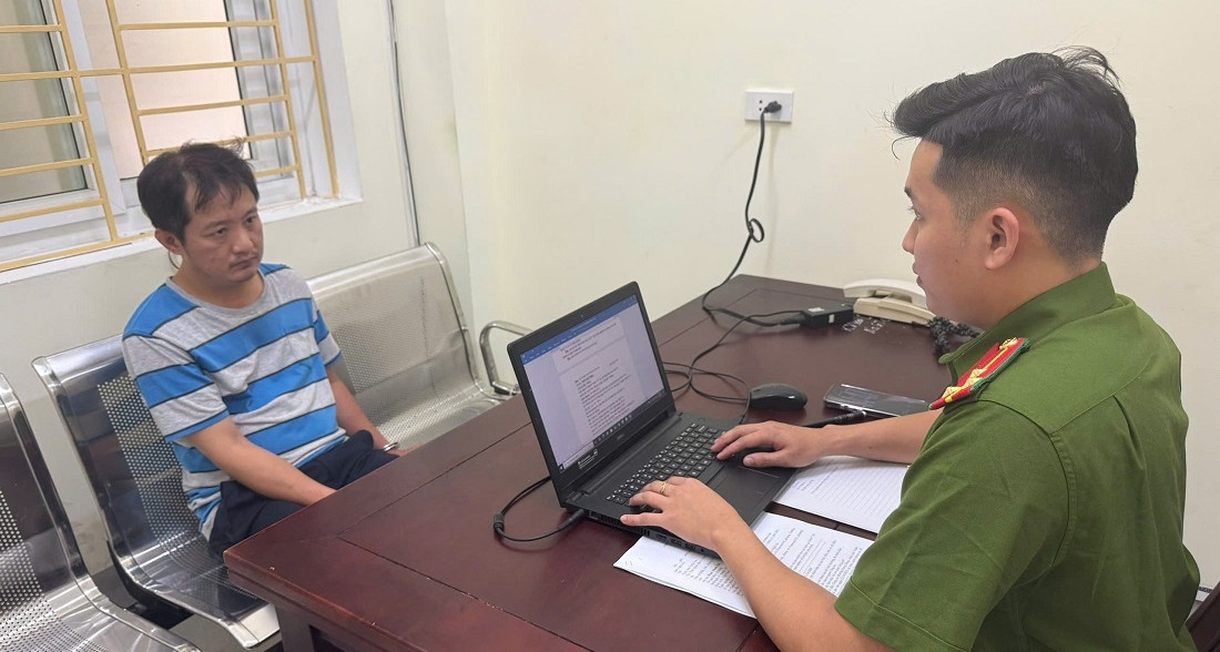 Tạm giữ tài xế ô tô hất thiếu tá CSGT lên capo tại Nghệ An