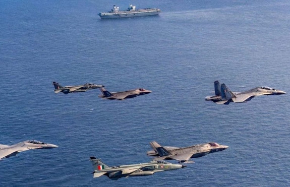 Tiêm kích F-35 và Su-30 đối đầu trong cuộc diễn tập chiến đấu