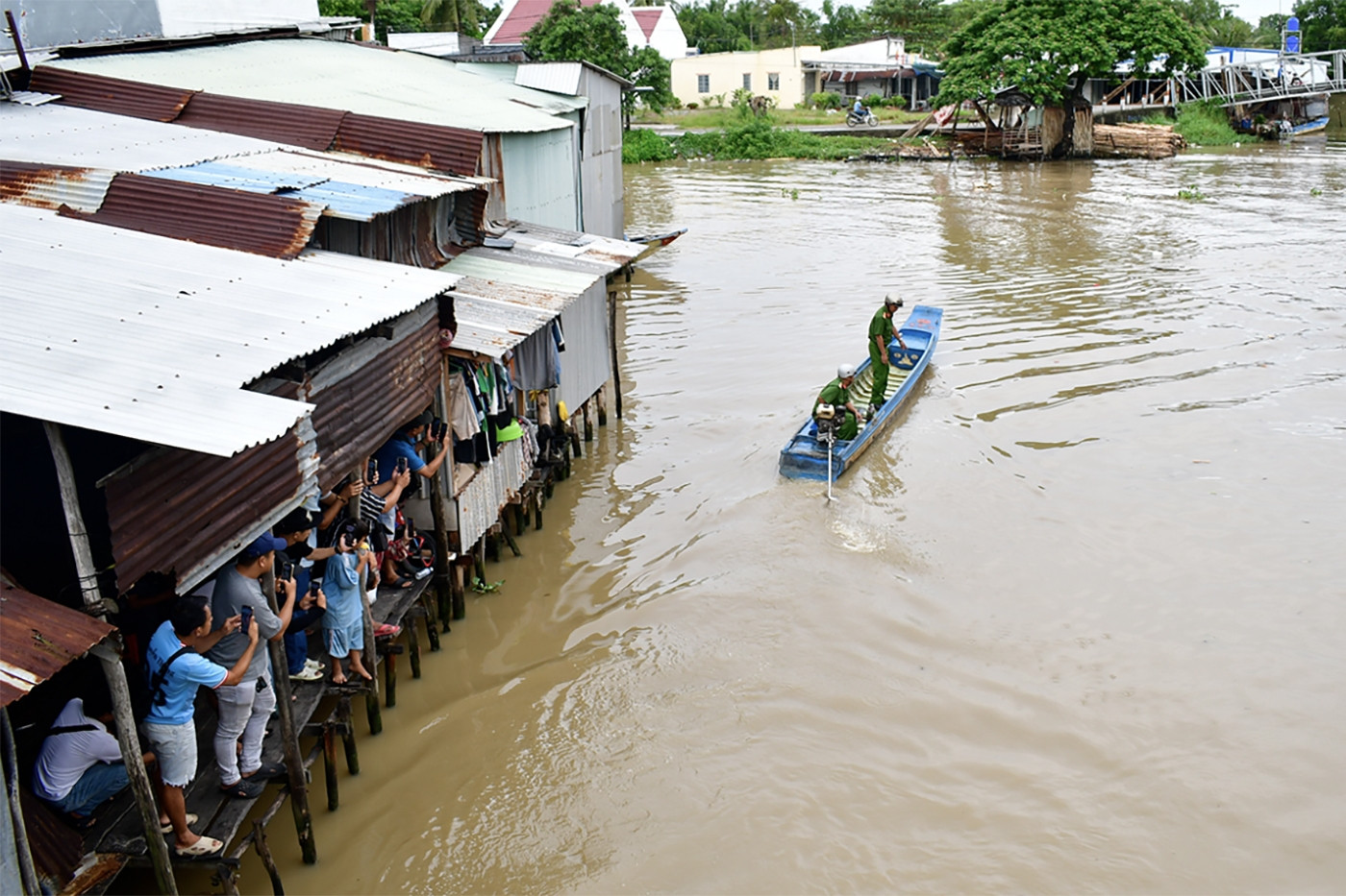 Tìm thấy thi thể bé 4 tháng tuổi, nghi rơi xuống kênh khi ngủ cùng gia đình