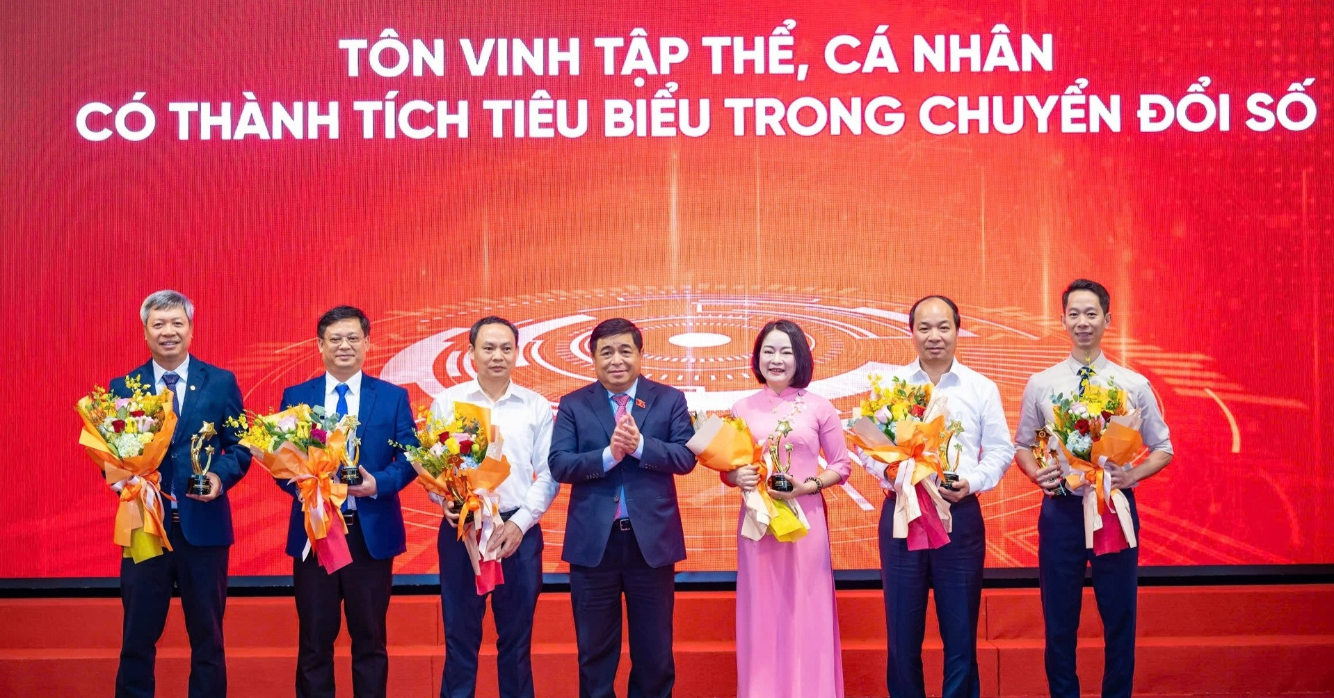 Tôn vinh 6 tập thể, cá nhân tiêu biểu trong hành trình chuyển đổi số quốc gia