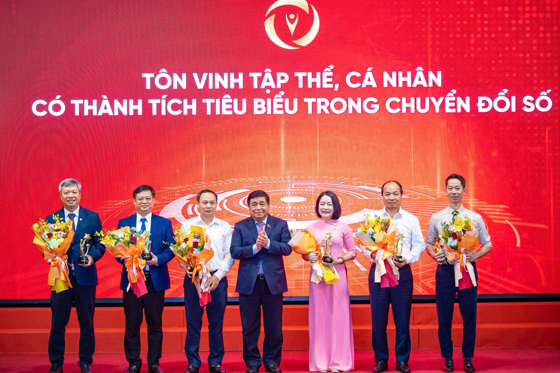 ton vinh tap the ca nhan chuyen doi so xuat sac 1.jpg