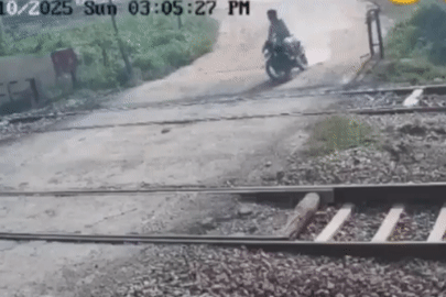 Trượt ngã xe trên đường ray, người đàn ông bị tàu hỏa húc văng