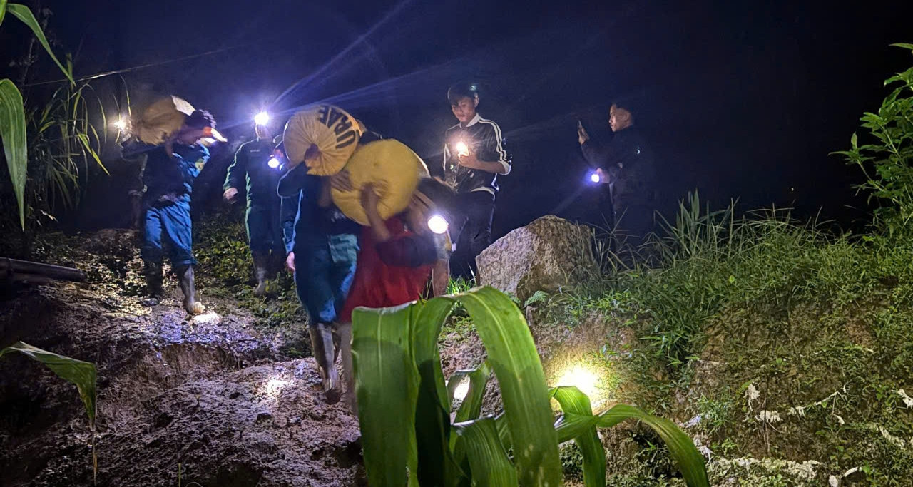 Vết nứt dài 50m khiến hàng loạt hộ dân phải di dời trong đêm