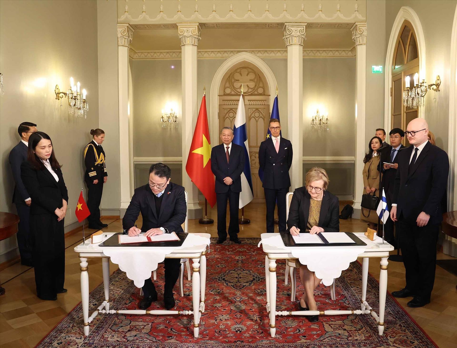 vna potal tong bi thu ban chap hanh trung uong dang cong san viet nam to lam va tong thong cong hoa phan lan alexander stubb chung kien le ky ket cac 835234121 17 13 39.jpg