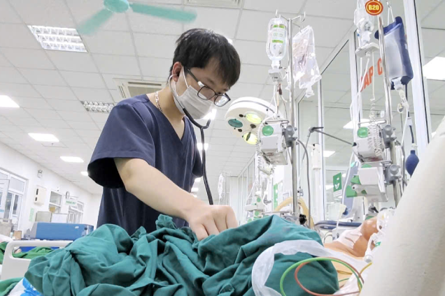 3 người đàn ông nguy kịch, nôn ra máu sau khi dọn đồ trong mưa lũ