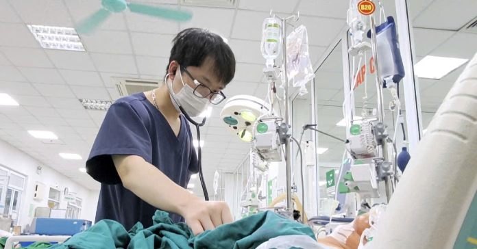 3 người đàn ông nguy kịch, nôn ra máu sau khi dọn đồ trong mưa lũ