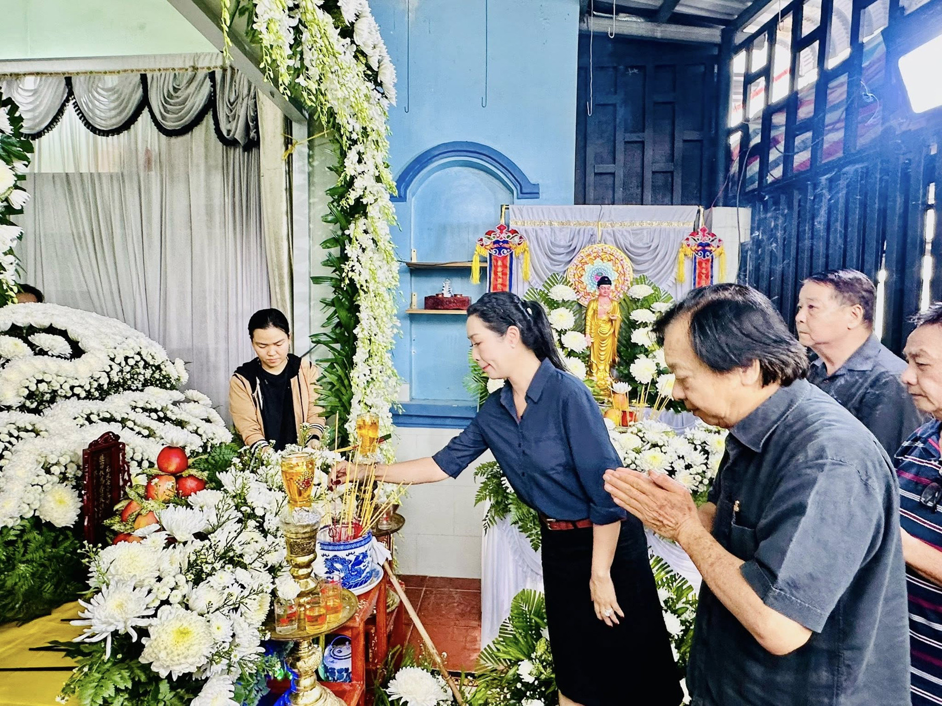 NSND Trịnh Kim Chi, NSND Trần Ngọc Giàu viếng NSƯT Minh Hoàng