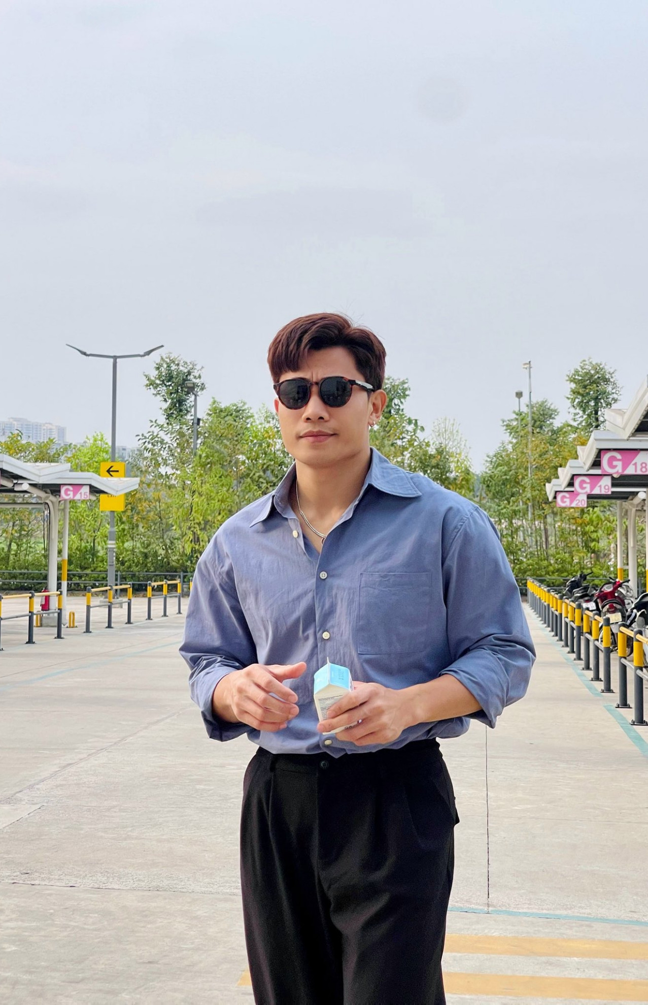 Ca sĩ Hiền Thục trẻ đẹp với tà áo dài hồng phấn