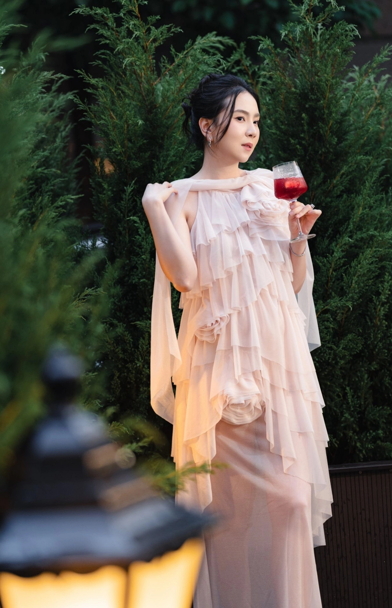 MC Mai Ngọc tạo dáng tại quán cà phê