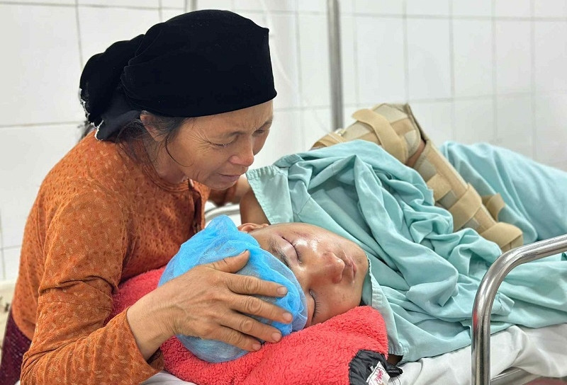 Con trai gặp nạn, người phụ nữ H’Mông cầu cứu