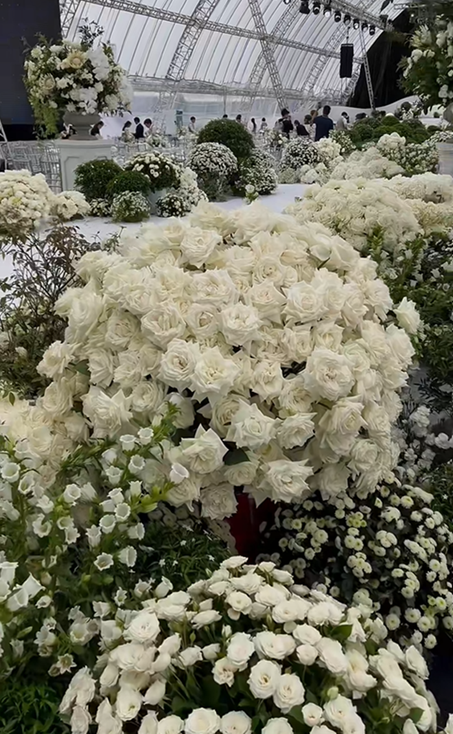 Cặp đôi trao nhẫn và rót rượu trong tiệc cưới