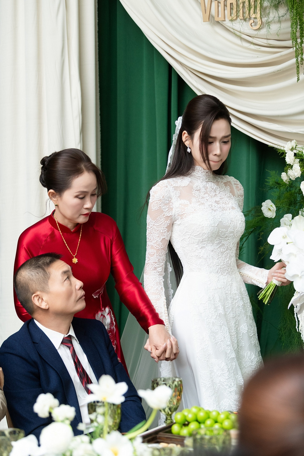 Hoa hậu Đỗ Thị Hà và chú rể Nguyễn Viết Vương trong lễ cưới