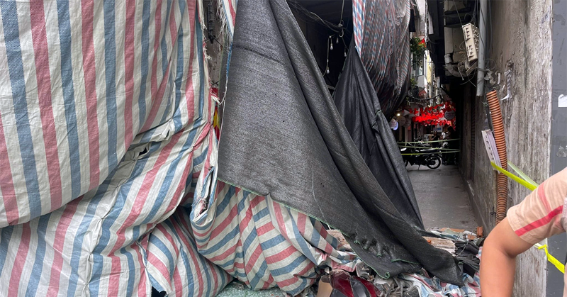 Hai người ở Hà Nội nhập viện sau khi đi qua ngôi nhà đang tháo dỡ