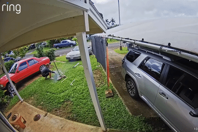 Đốt pháo hoa trái phép, thanh niên suýt làm nổ tung chiếc Toyota 4Runner