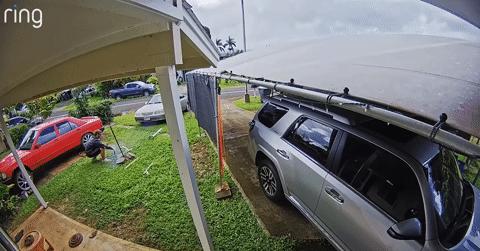 Đốt pháo hoa trái phép, thanh niên suýt làm nổ tung chiếc Toyota 4Runner