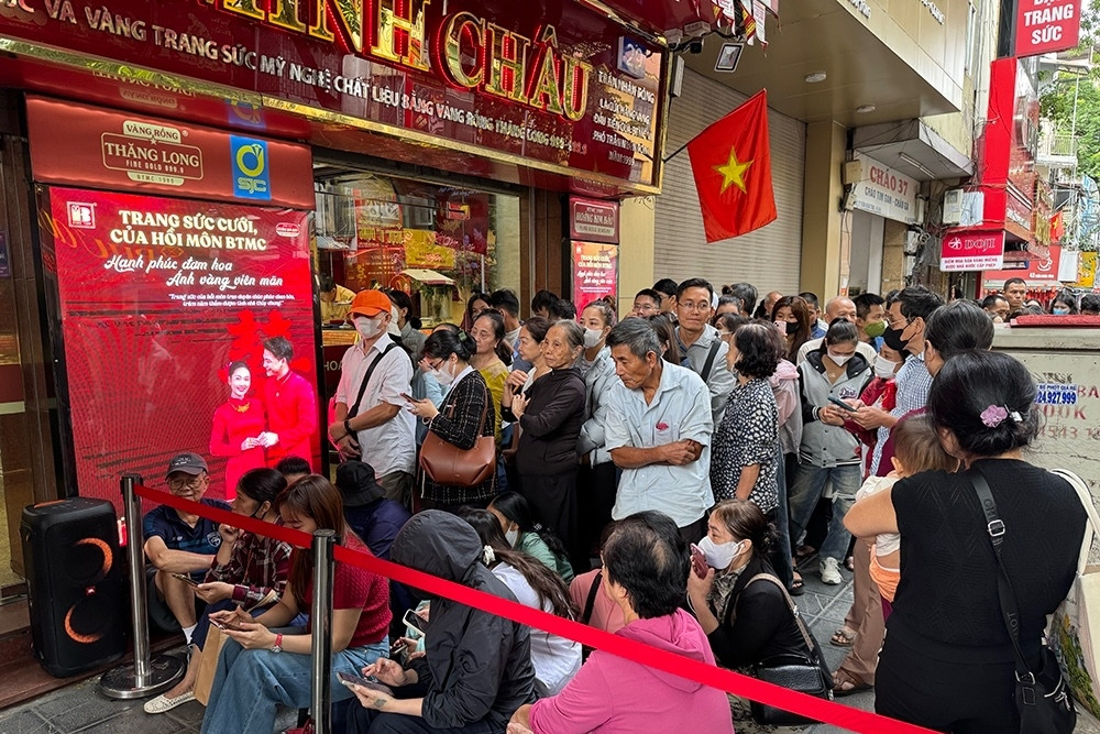 Giá vàng biến động mạnh, mua vào bất chấp như cầm ‘hòn than nóng'