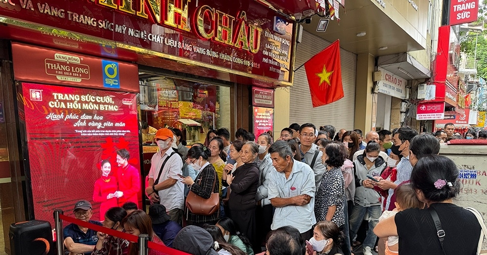 Giá vàng biến động mạnh, mua vào bất chấp như cầm ‘hòn than nóng"