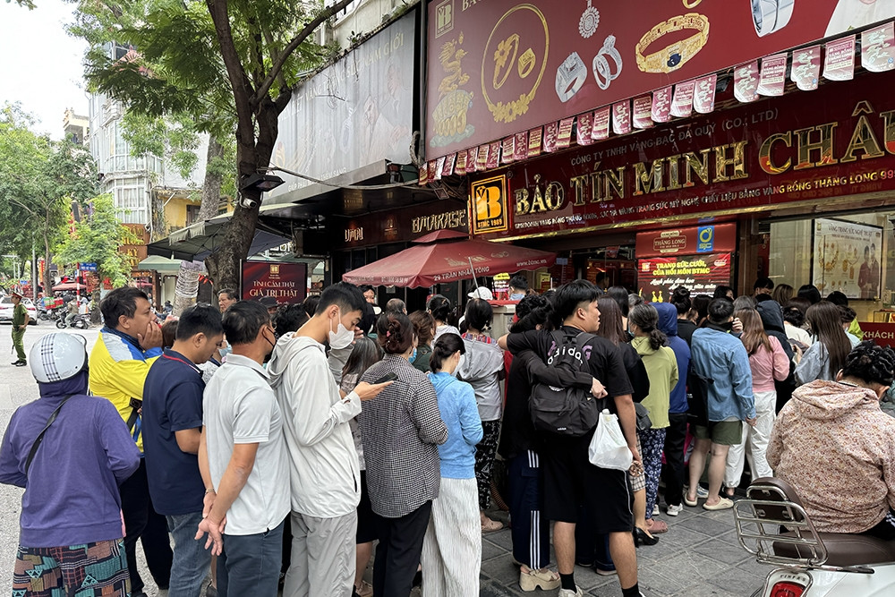 Giá vàng giảm mạnh, xuất hiện điểm bán tới 10 lượng cho mỗi khách hàng