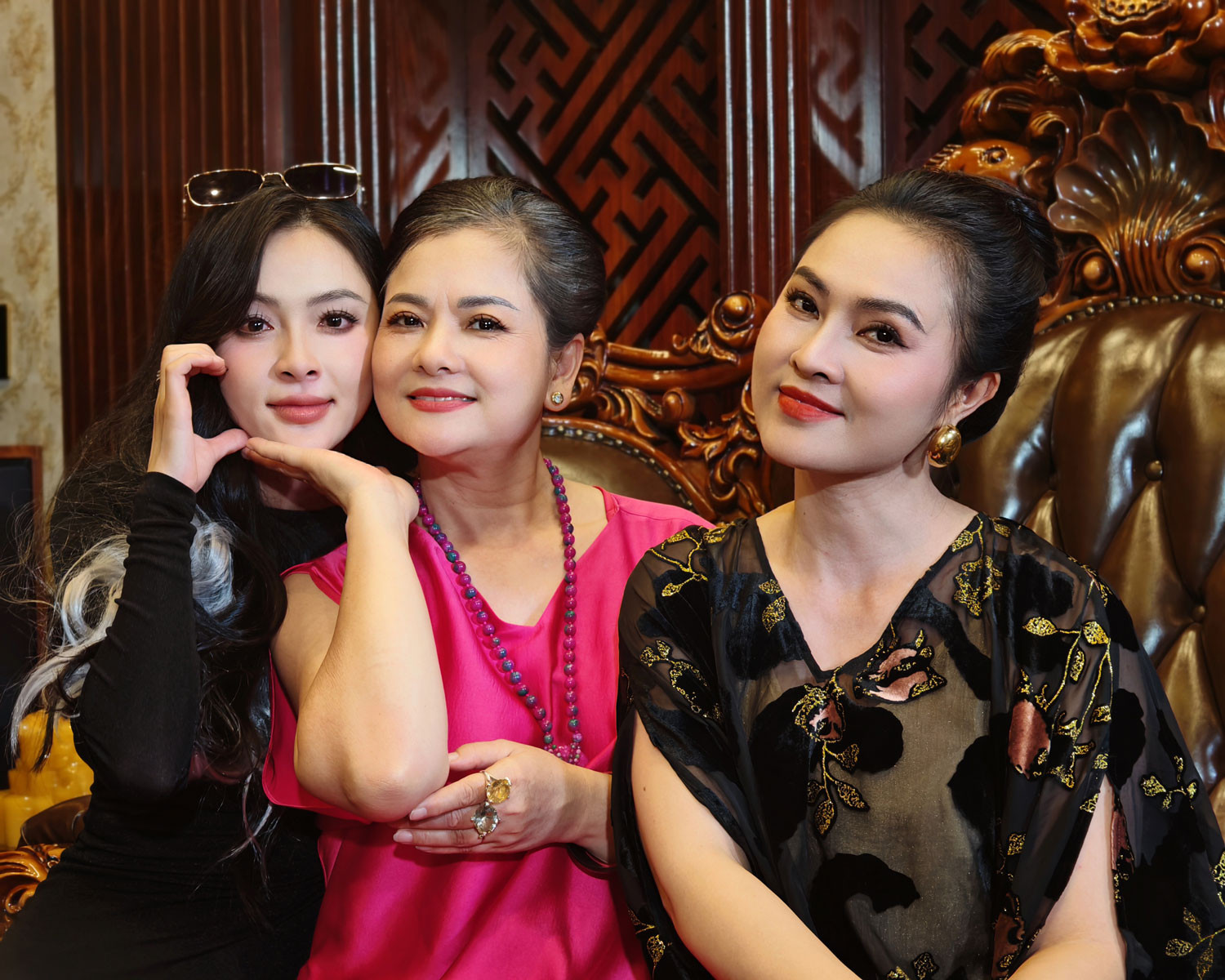 NSND Thu Quế và NSND Hoài Thu trong phim Buông