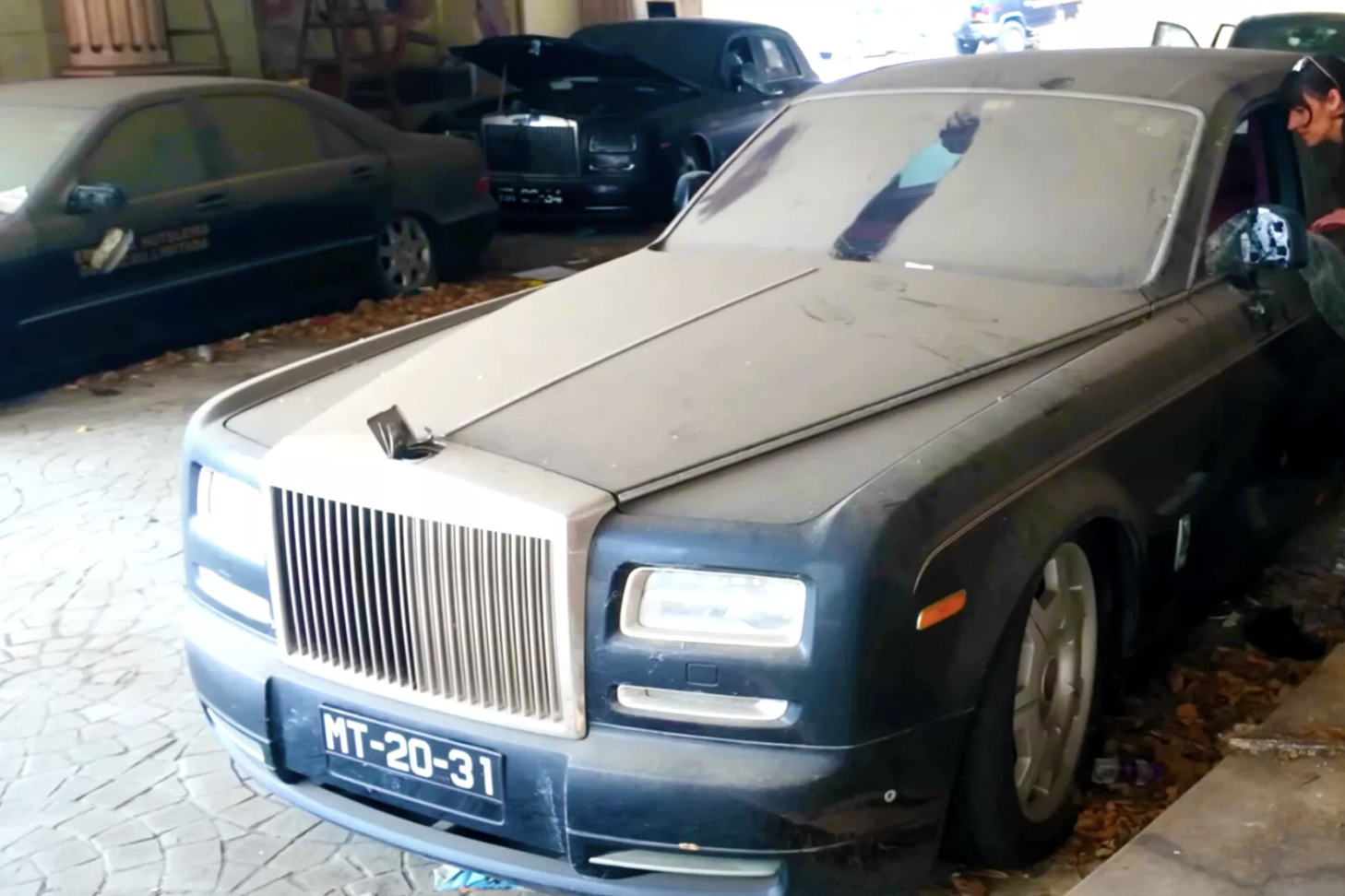 Khách sạn bỏ hoang lộ dàn siêu xe đắt tiền phủ bụi suốt 9 năm