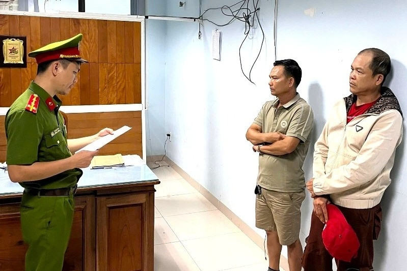 Khởi tố 2 đối tượng lái xe truy đuổi, đe dọa cảnh sát giao thông