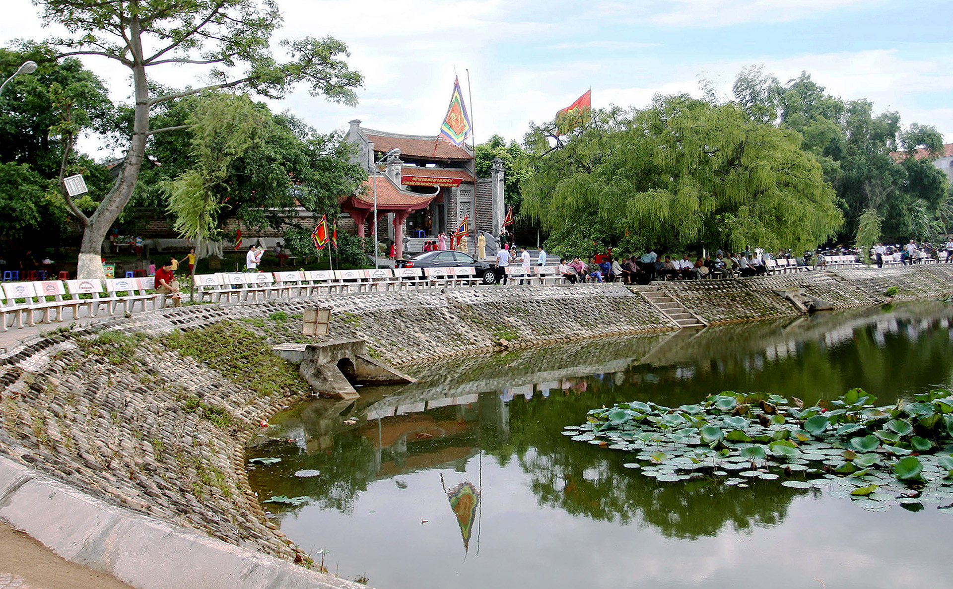 Khung cảnh Đền Tả tướng quốc Trần Nguyên Hãn.jpg