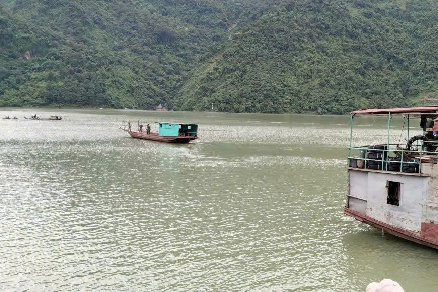 Lái thuyền mất tích trên sông Đà
