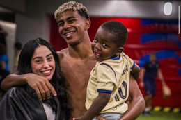 Lamine Yamal bám dính bạn gái sau trận Barca đại thắng Olympiakos