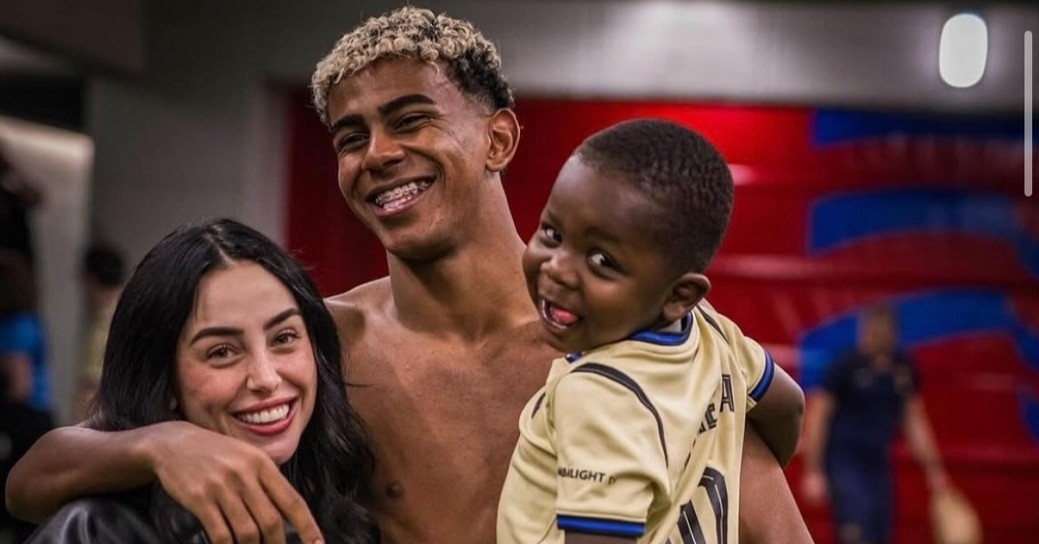 Lamine Yamal bám dính bạn gái sau trận Barca đại thắng Olympiakos