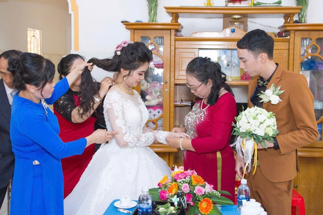 Mẹ kế đi mót lúa nuôi 2 con chồng khôn lớn và cái kết khiến ai cũng rưng rưng