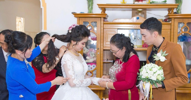Mẹ kế đi mót lúa nuôi 2 con chồng khôn lớn và c...