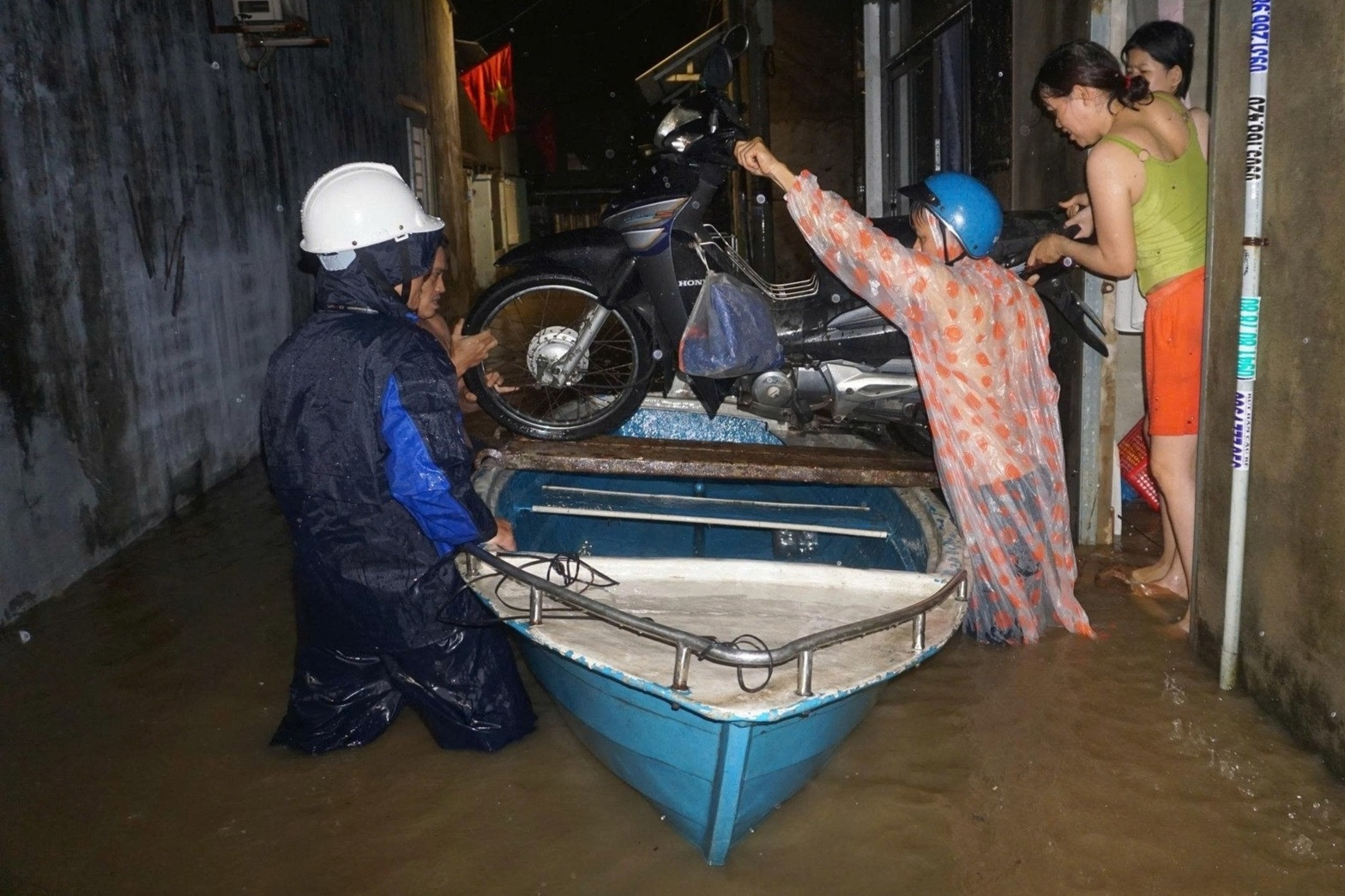 Người dân Đà Nẵng gọi ai nếu nước dâng trong đêm do ảnh hưởng bão số 12?