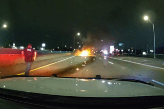 Ô tô bốc cháy ngùn ngụt, cảnh sát nhanh tay kéo tài xế &apos;say vắt lưỡi&apos; ra ngoài