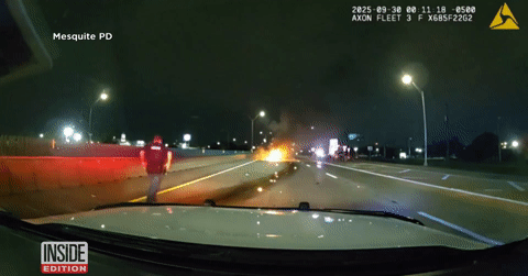 Ô tô bốc cháy ngùn ngụt, cảnh sát nhanh tay kéo tài xế 'say vắt lưỡi' ra ngoài