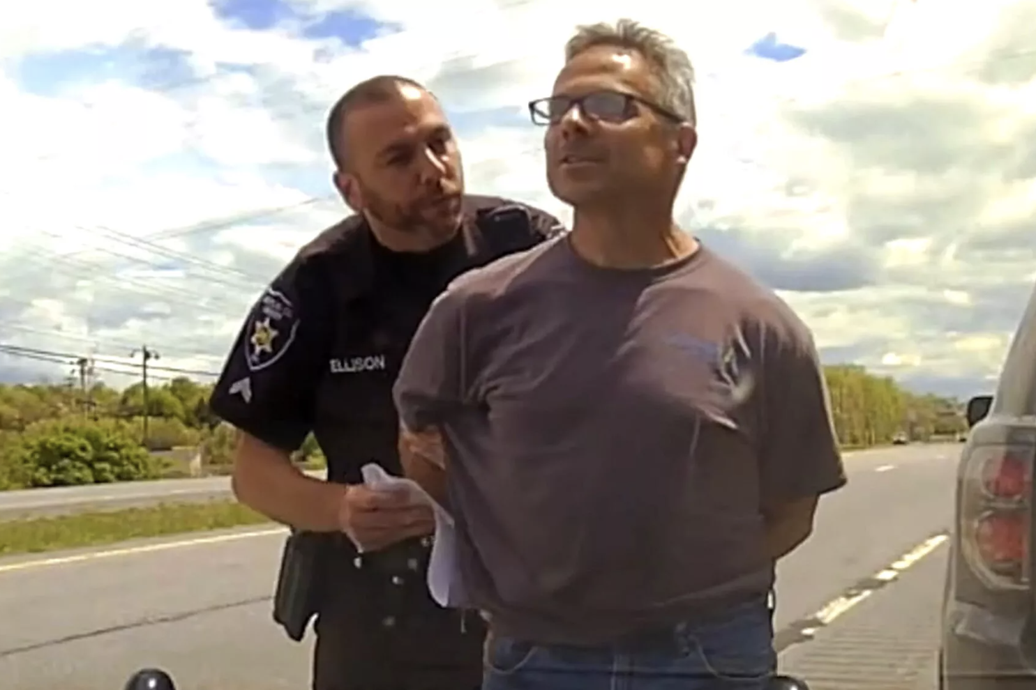 Tài xế bị bắt sau khi nháy đèn cảnh báo bẫy tốc độ trước mặt cảnh sát