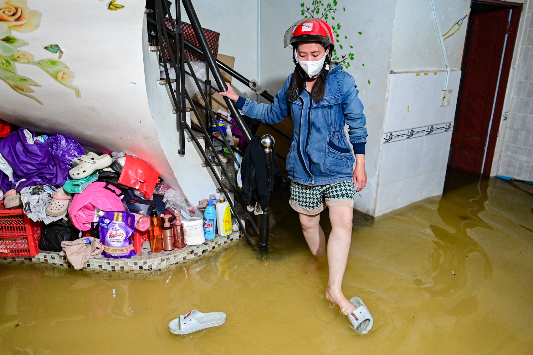 Triều cường ngập hẻm, người dân TPHCM kê đồ chờ nước rút