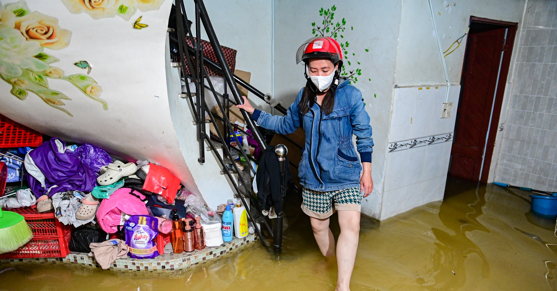 Triều cường ngập hẻm, người dân TPHCM kê đồ chờ nước rút