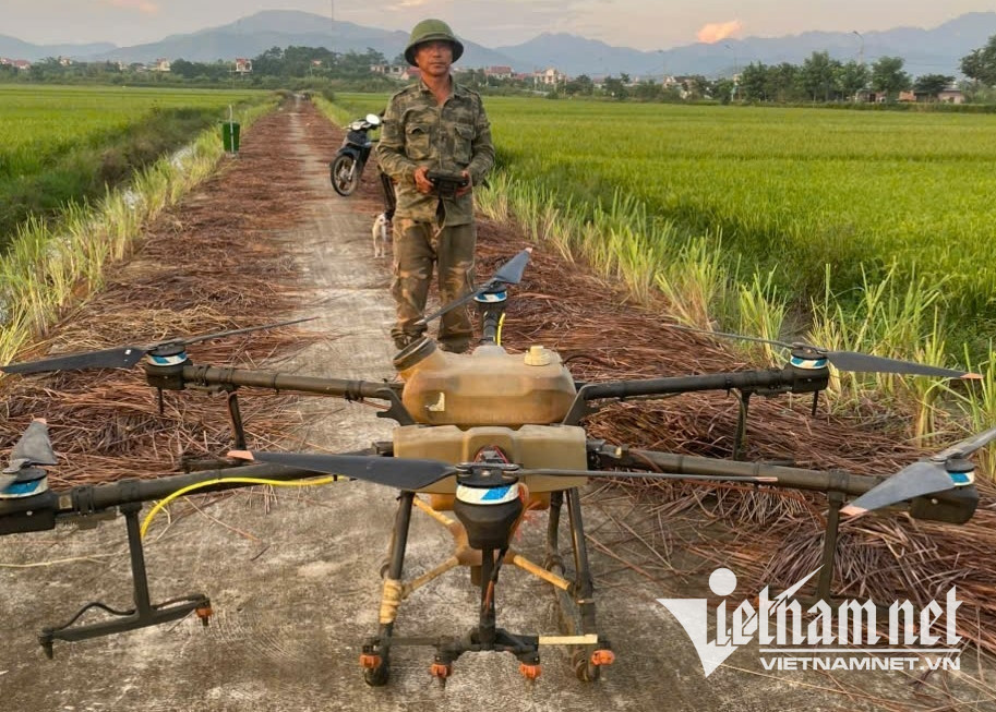W-Anh Kiên đang điều khiển máy bay tự động phun thuốc trừ sâu.jpg