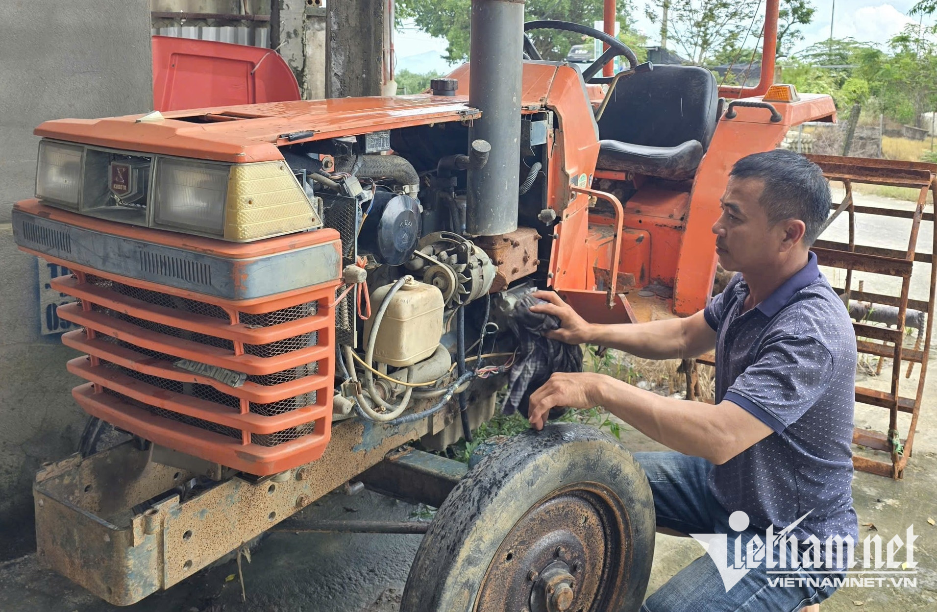 W-Anh Nguyễn Văn Kiên vệ sinh máy cày của gia đình.jpg