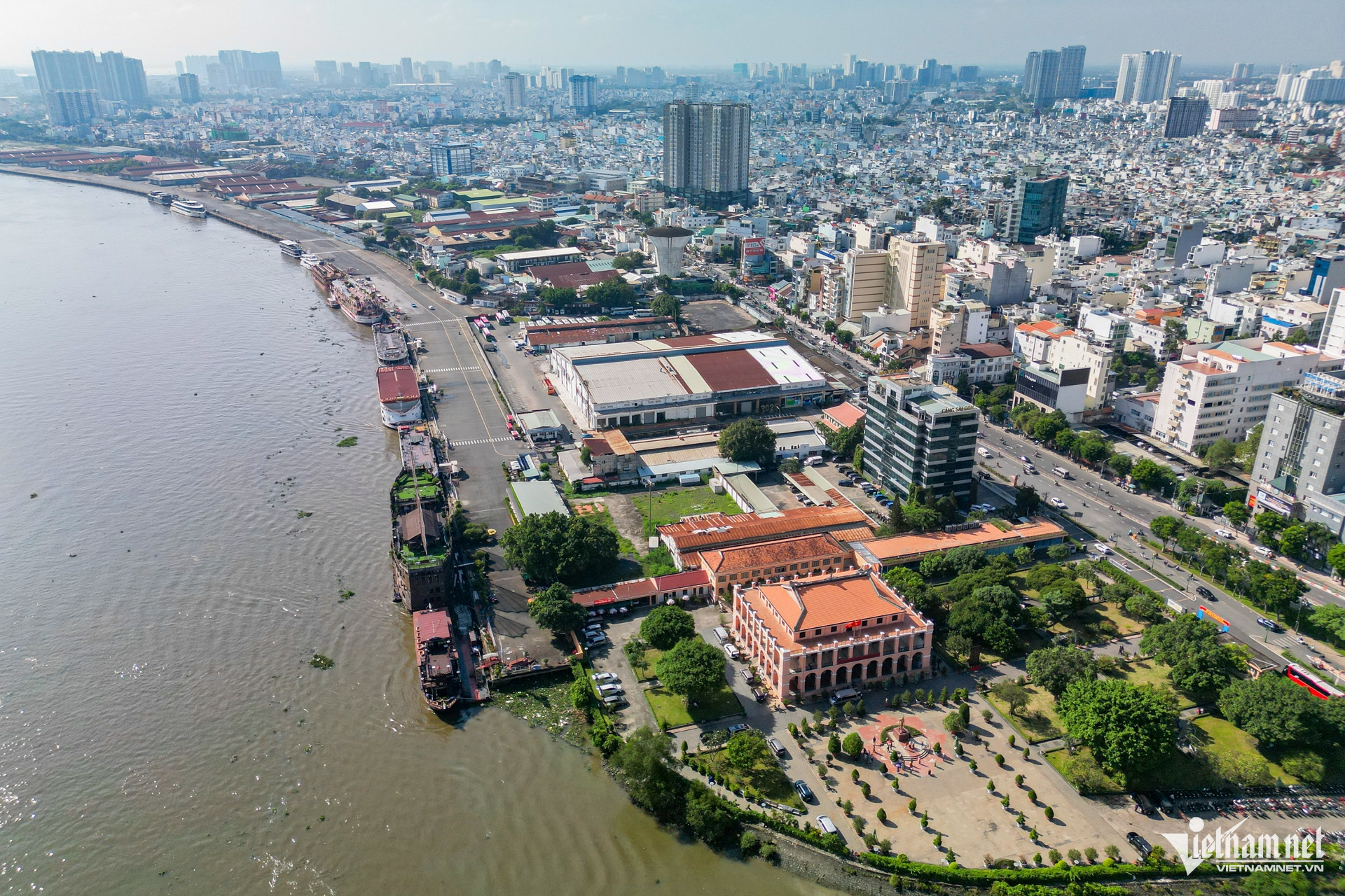 W-cảng sài gòn.jpg