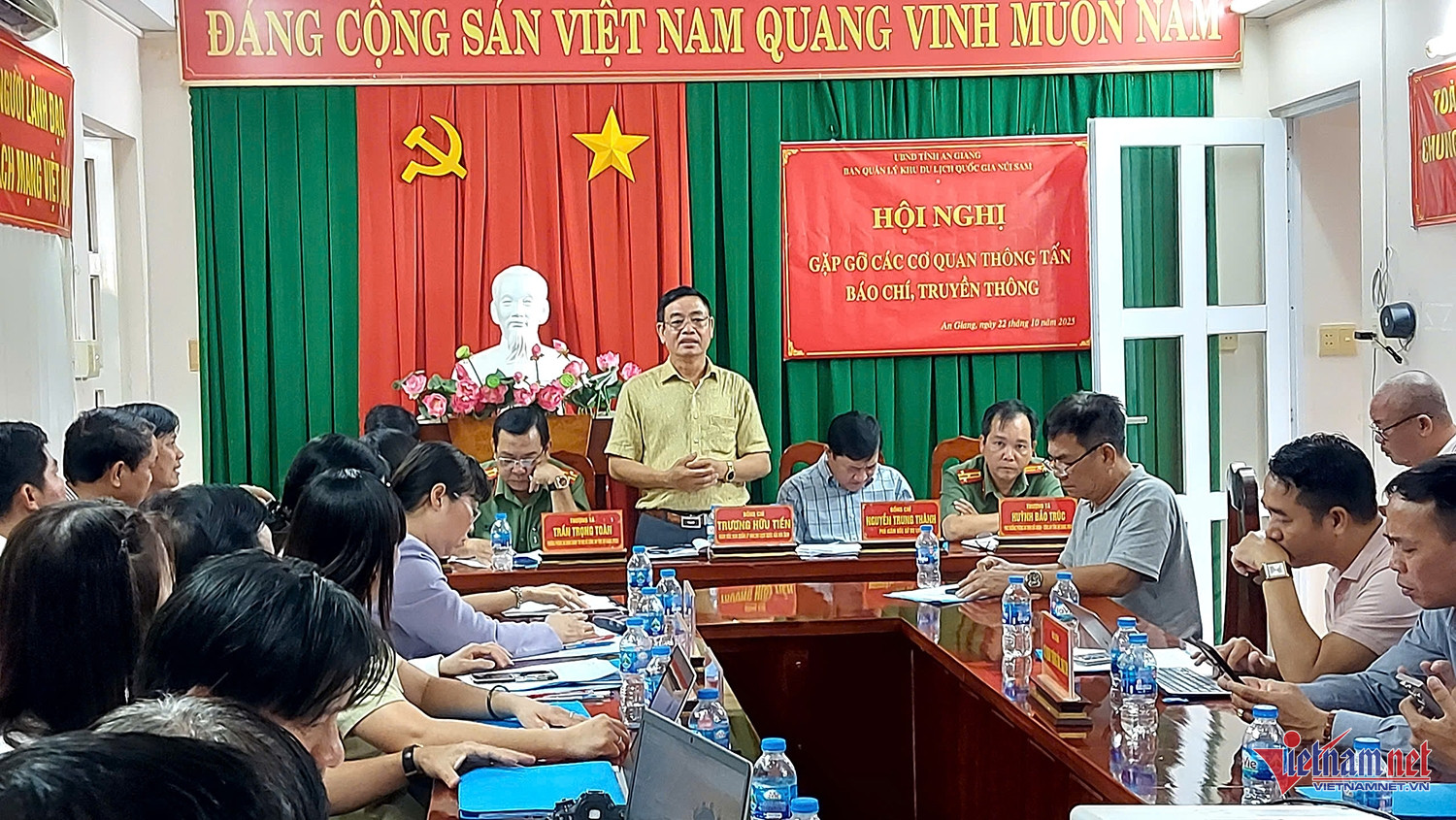 W-Họp báo.jpg
