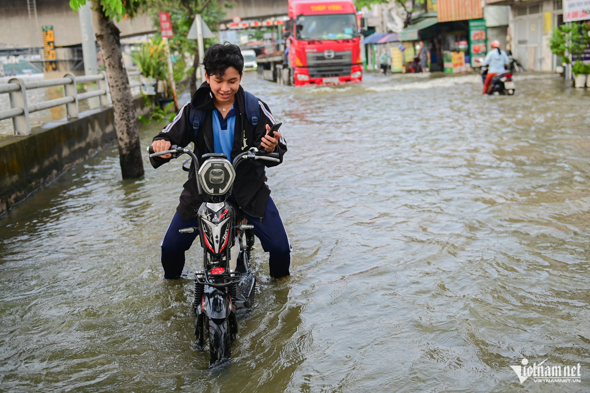 W-triều cường TPHCM nguyễn huế 4.jpg