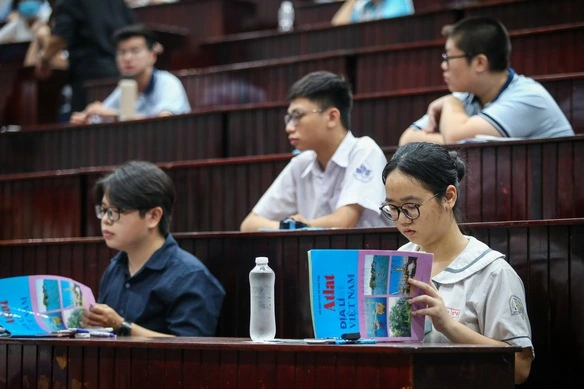 Bản tin trưa 23/10: Cách chức 1 hiệu trưởng sửa điểm học sinh từ yếu lên giỏi