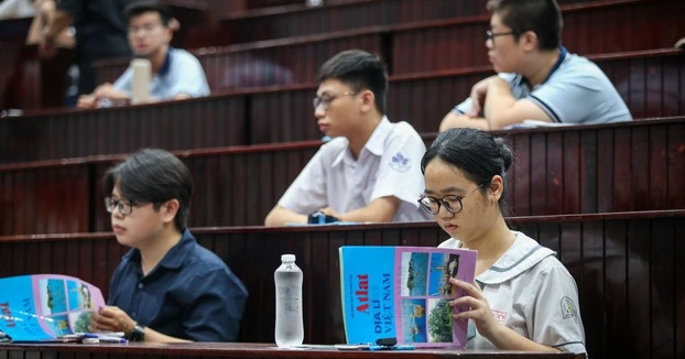 Bản tin trưa 23/10: Cách chức 1 hiệu trưởng sửa điểm học sinh từ yếu lên giỏi